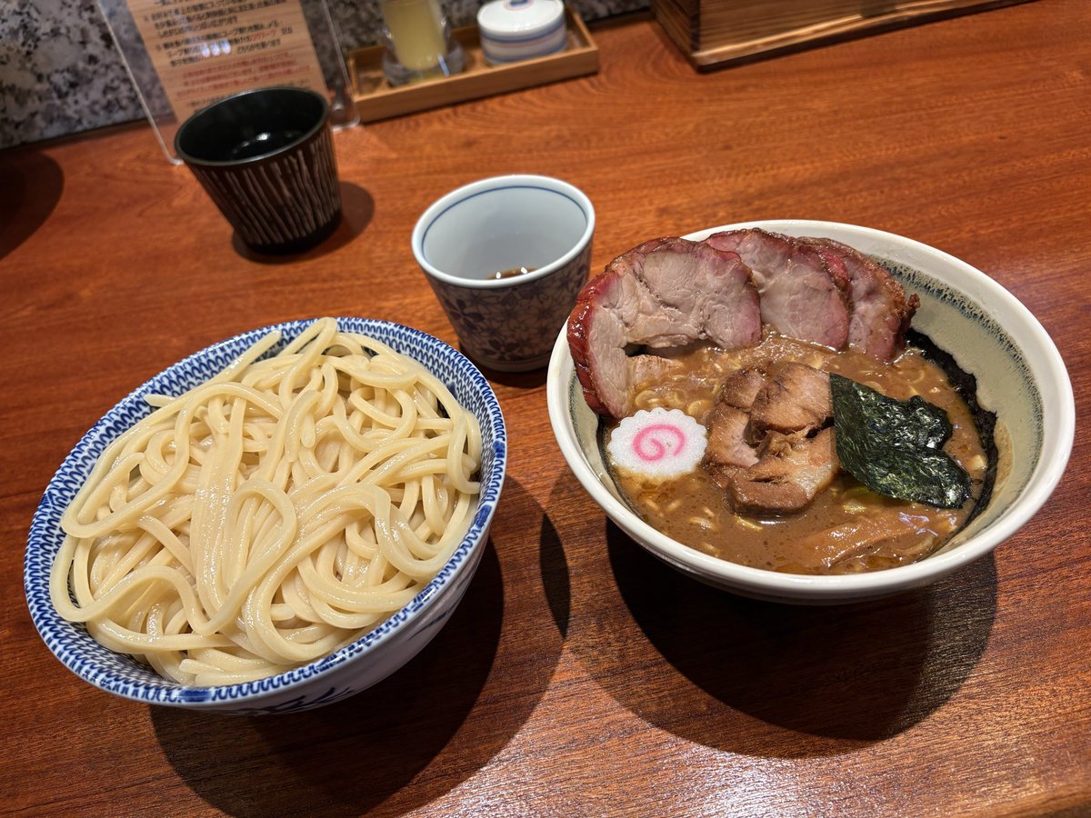 rocket5715k's tweet photo. 2月は26杯🍜印象に残っているのは…
2/22つけソバいしい（国府台）
チャーシューつけソバ🐷
ややビターなつけタレがツルツルの自家製麺と合って美味い😋店主が黙々と丁寧に作られてるのを見て神店確定🏆これからも手作りで頑張って欲しいな😌〆のスープ割りも2種類から選べて大満足で完飲🙏 https://t.co/snd2jzfjaN