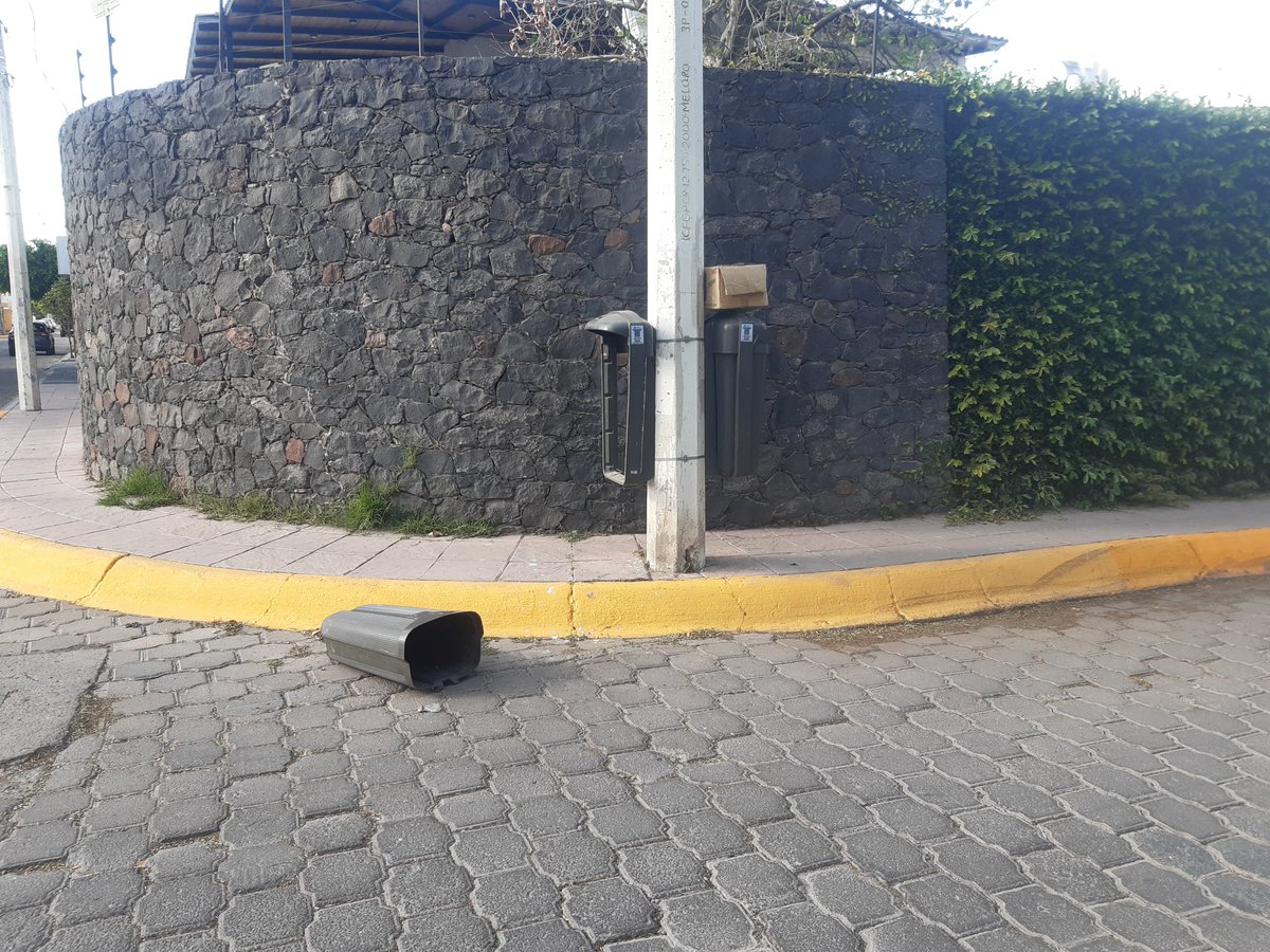 AlvaroceronV's tweet photo. Buenas tardes @spublicosqro agradecemos su atención con esta papelera frente a los Arcos esq C. Islas Baleares en Bosques del Acueducto @rtqro @RRNoticiasqro @sin https://t.co/5TAsO4jbfW