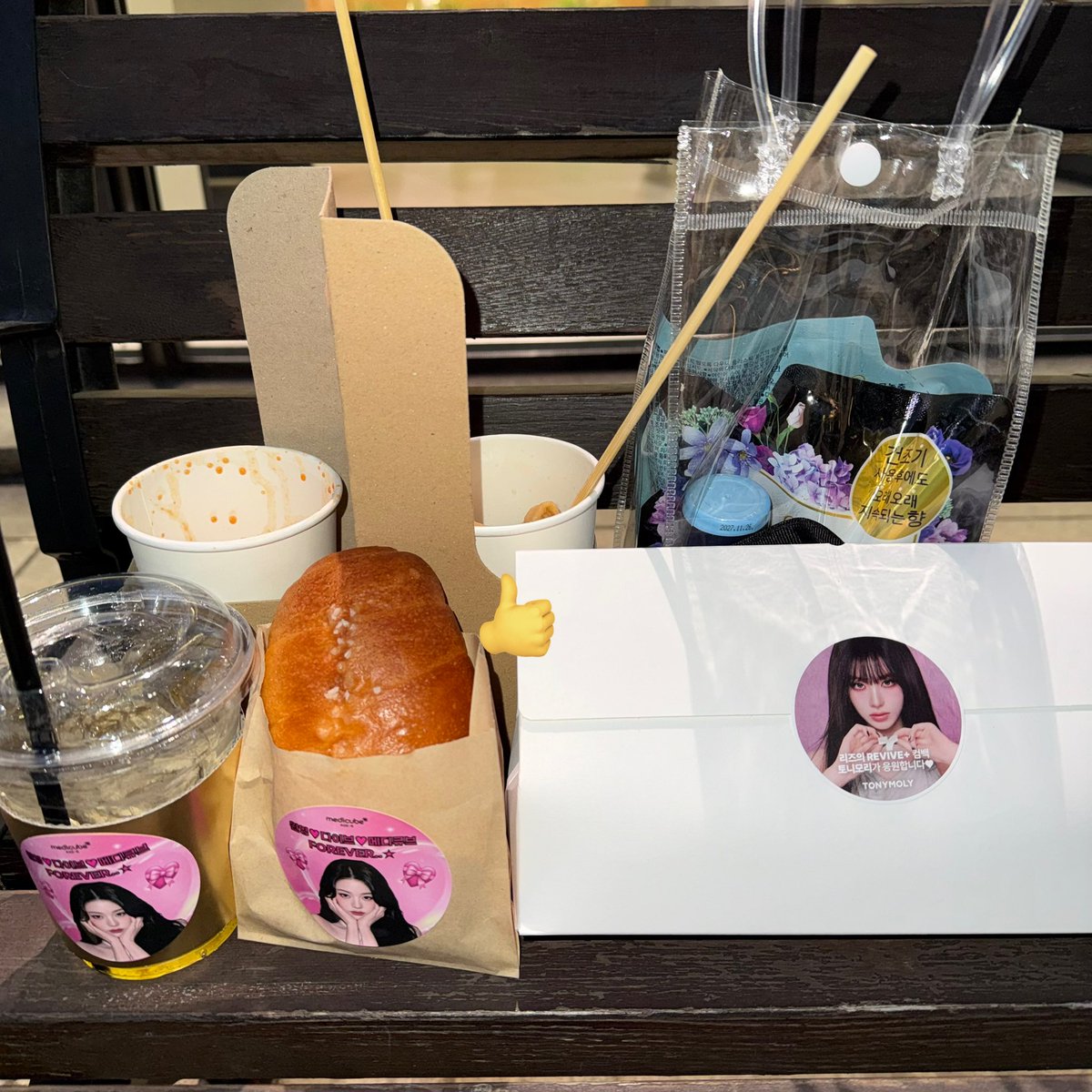 1uvforever10's tweet photo. 아이브 음중 역조공 🌀
토니모리 + 짐빔 분식차 + 메디큐브 소금빵 음료 +다우니+배리
원영아 아이브야 고마워요🥰🫶🏻 https://t.co/1J7IxHpgf6