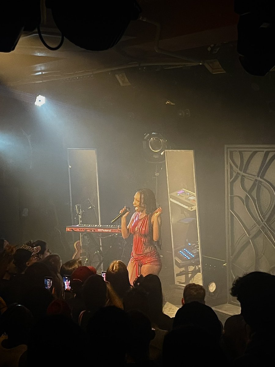 evaaasereje's tweet photo. j’ai retrouvé ces photos d’Ebony à la Maroquinerie, elle est tellement choupette 💝💝 #ConceptionTour https://t.co/FdRN3dObjv