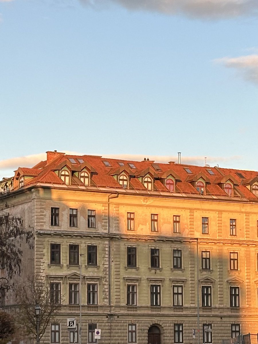 636f6c646464's tweet photo. golden hour in ljubljana #myimage https://t.co/LZLg0dtCrV