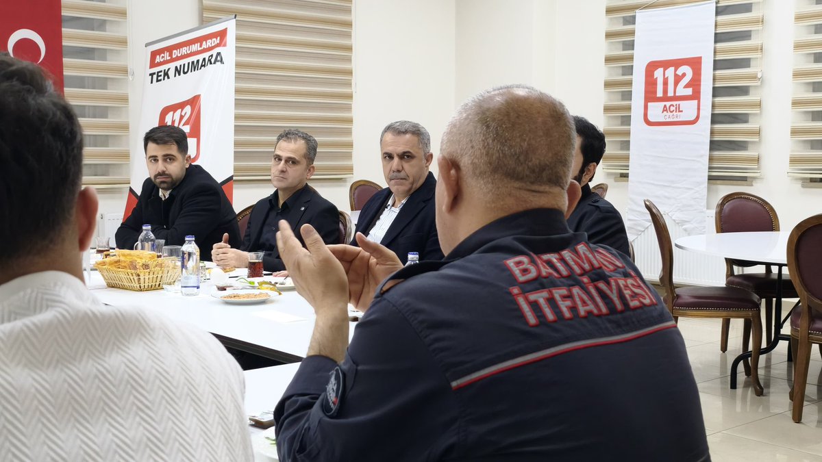 📍 112 Acil Çağrı Merkezi

Nöbette olan kıymetli personellerimizle sahurda bir araya geldik.

Gece gündüz demeden 24 saat görev yapan fedakâr çalışanlarımızın yanındayız ve kendilerine minnettarız.

Bu arada; 112 Acil Çağrı Hattı hayat kurtarır. Lütfen gereksiz yere meşgul