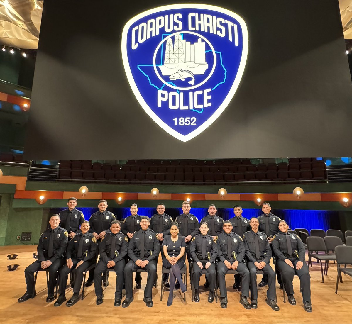 MayorGuajardo's tweet image. Today, we proudly welcomed 16 new officers from the 85th CCPD Academy Graduation into the ranks of the Corpus Christi Police Department! 

Congratulations, and thank you for your commitment, courage, and dedication.👮🏼‍♀️

#CCPD #AcademyGraduation #ProtectAndServe