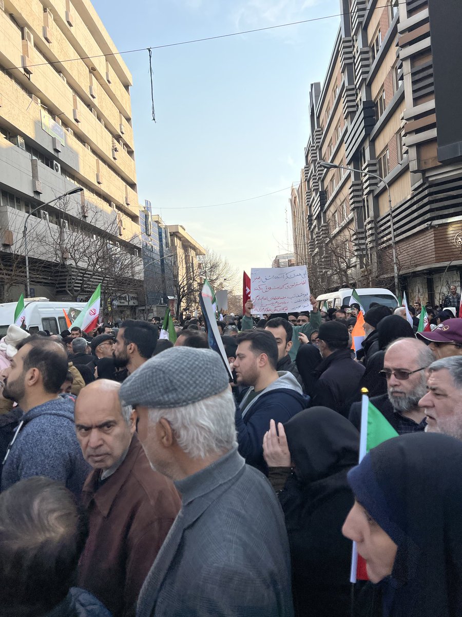 راستی. عکس ۲۲ دی ماهه

نت نبود اون موقع. 
قضا بجا می آورم، قربة الی الله😅😅🙋🏼‍♂️