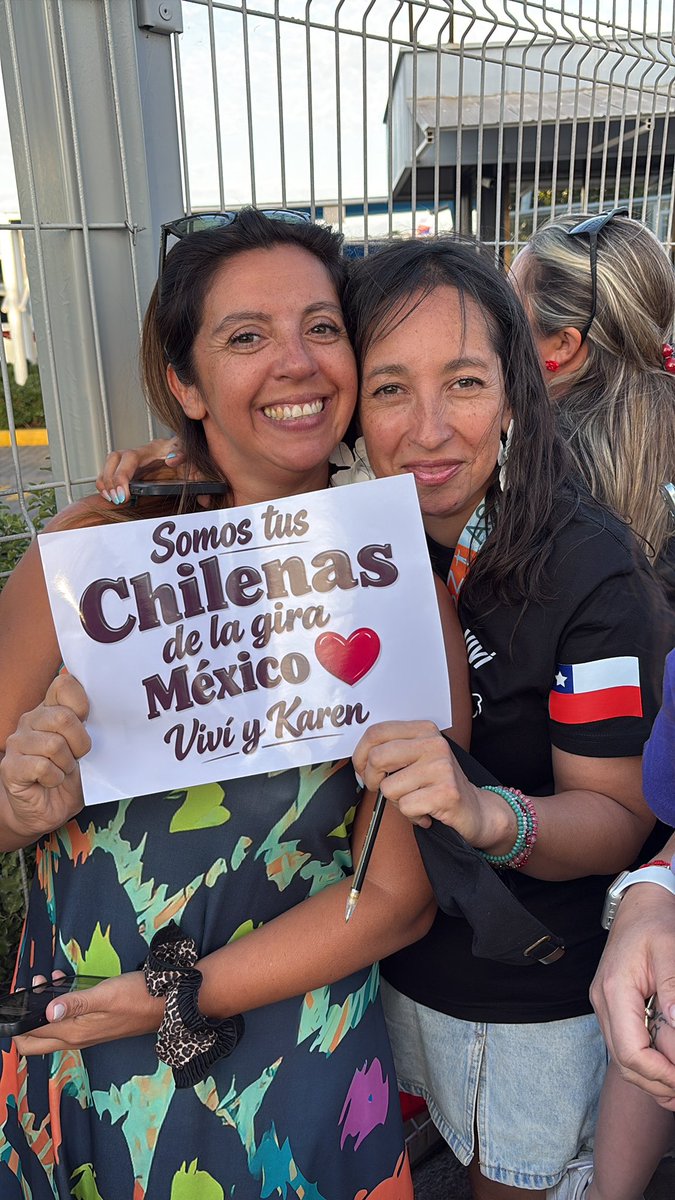 Gabisanzcl's tweet photo. @AlejandroSanz Acá estamos chileeeeee ❤️🇨🇱🇨🇱🇨🇱🇨🇱 https://t.co/oKA6pE3l9v