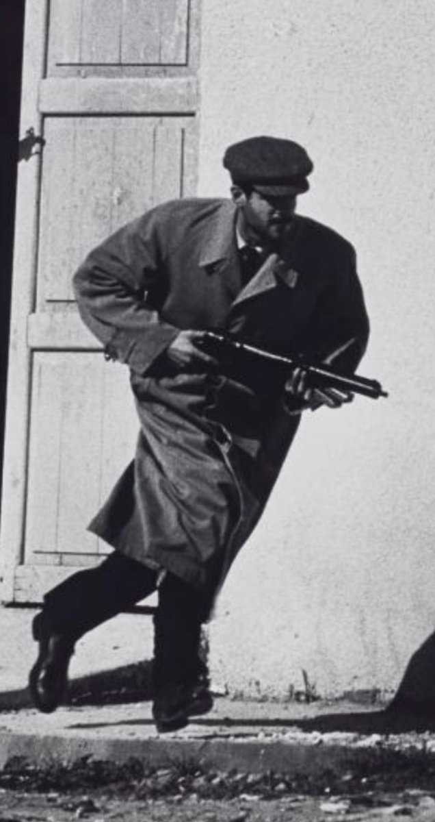1969 Filistin. 

Deniz Gezmiş, İsrail işgal güçlerine karşı yer yüzünün en haklı direnişinde kurşun atarken. 

İyiki doğdun Deniz, iyiki yaşadın. 

#denizgezmis #FreePalestine