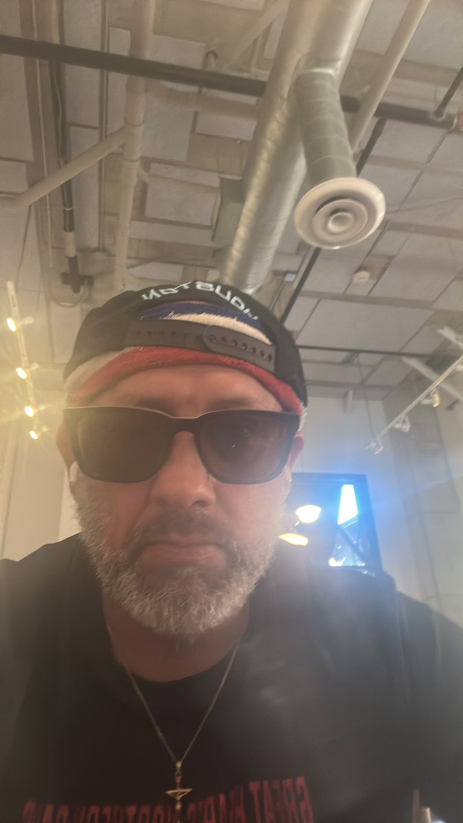 KevinPena23's tweet photo. Riding all over SA handing out 20% off my BUNZ…#BunzDealer
#FinancialServices #AI #900milli #watchmework #Rushbabyfinallyusinghisknowledge https://t.co/8QIPk4w14s
