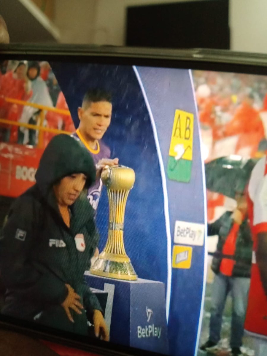 blog_colombia26's tweet photo. Curiosidades FPC

En la final 2024 , Aldair Quintana había tocado la copa , muchos dicen que esto es de mala suerte , y como ya saben la historia, venció está "profesia". https://t.co/ugkGJu1942
