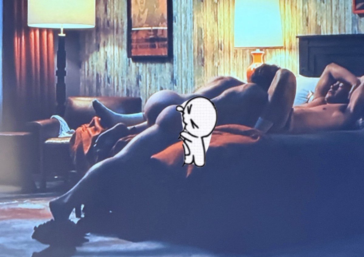 pienso en esta escena y que claramente no le estaba haciendo un blow en la vida real pero que habrá estado haciendo? JFKJDKDJD pegándole cabezazos en el ombligo? dudas que no me dejan dormir bien