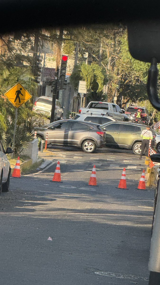 celinitab2592's tweet photo. @alertux 
Que me digan CÓMO POR QUÉ cierran ese acceso para cruzar y obligan a las personas a ir a dar la vuelta hasta multiplaza para regresar nuevamente a la escalon (esto es calle la mascota para cruzar a la Jerusalén a la izquierda) @VMTElSalvador https://t.co/LtsrjlN8Fd