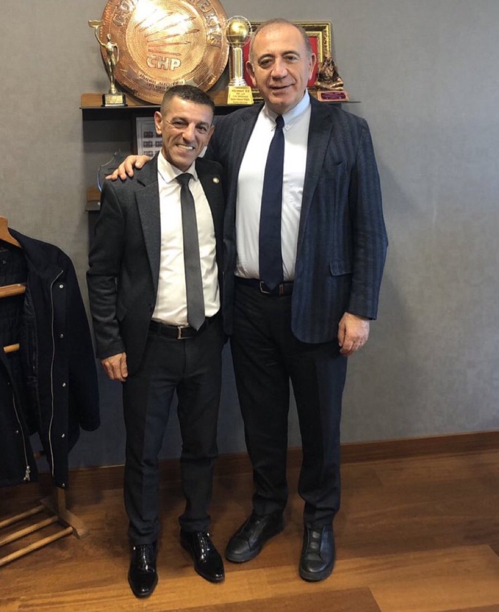 ajansmuhbir1923's tweet photo. Kayyum G.T. destekçisi Temu Özgür Çelik, Babala TV’de bir kadını tehdit edince salondan atıldı. https://t.co/bmdeQjuvEq