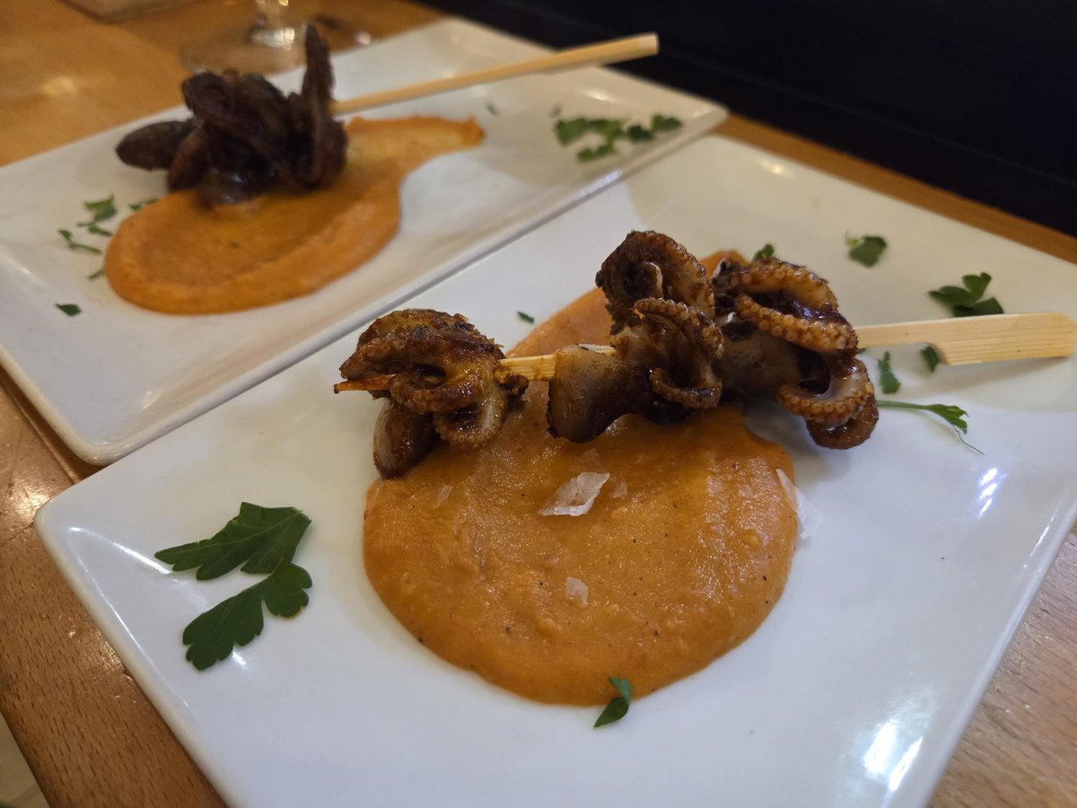 Brocheta de pulpito Anticuchero sobre puré de patatas a la riojana. Restaurante Envero. El puré está picantito. #XXIVConcursodepinchosdeLaRioja
