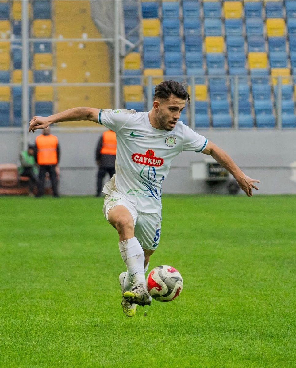 Modern futbolda büyük takımların beklerinin geçmişine baktığımızda merkez orta saha kökenli, fiziksel kapasitesinin yanında teknik kapasitesi de üstün, pas oyununa yatkın oyuncular olduklarını gözlemleyebiliyoruz. Bu tür profiller her zaman dikkatimi çekmiştir. Global olarak Real