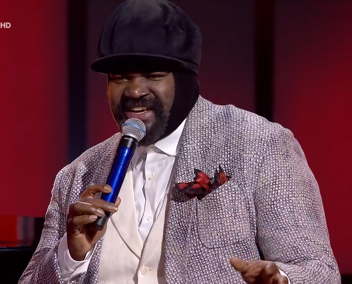 batchiara's tweet photo. Gregory Porter vestito come quelli che per non pagare il bagaglio Ryanair si imbarcano indossando tutto

#sanremo2026 https://t.co/cxrQXLiJW4
