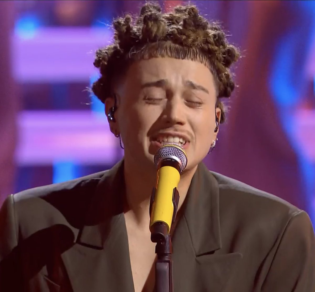 ProssimiC's tweet photo. L'acconciatura di Sayf è un chiaro omaggio a Franca Leosini #Sanremo2026 https://t.co/uJibKS6G4F