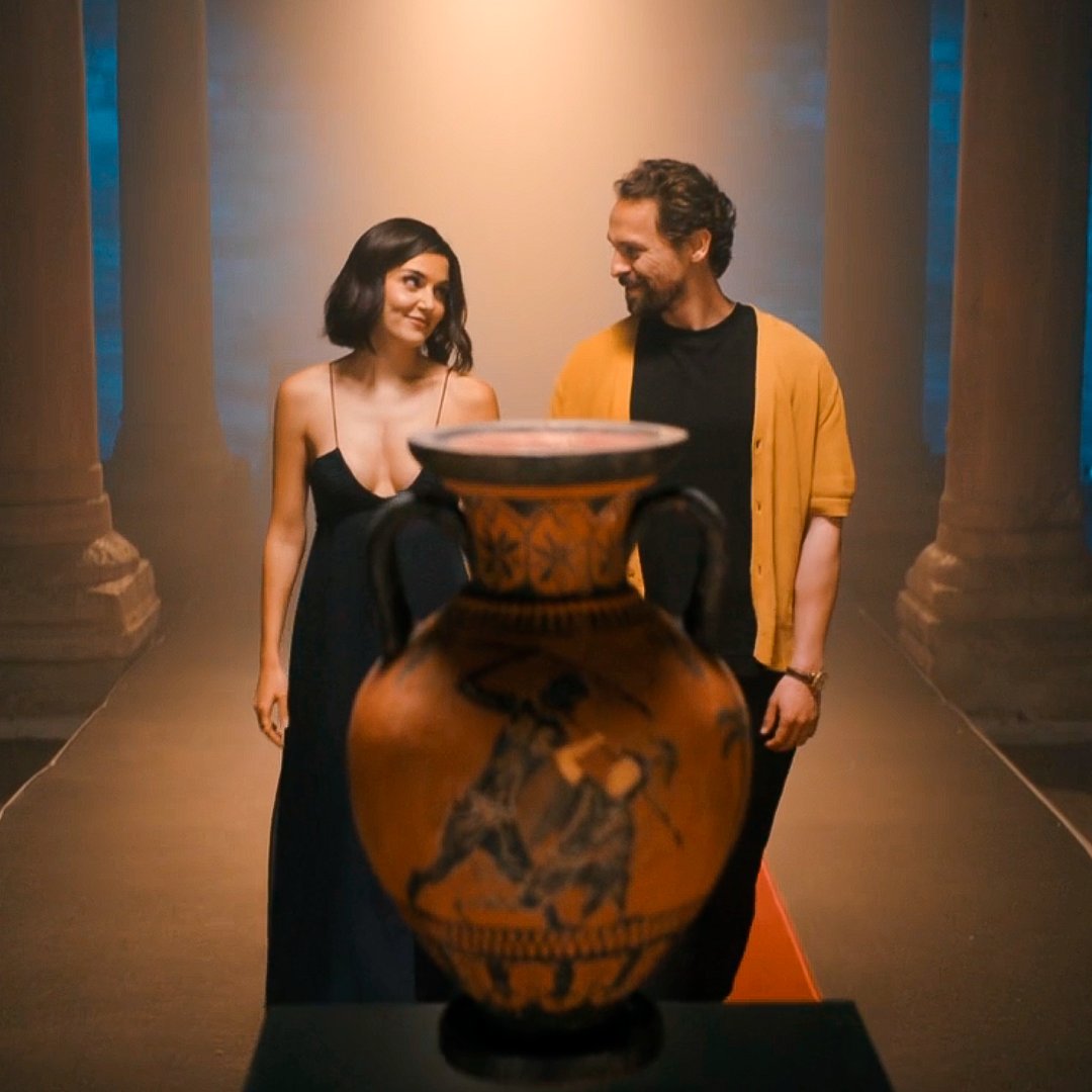 Una reliquia.
Una mirada que lo cambia todo.
Y un deseo que atraviesa el tiempo. 🏺🔥

#IkiDünyaBirDilek #TwoWorldsOneWish
#HandeErçel #MetinAkdülger