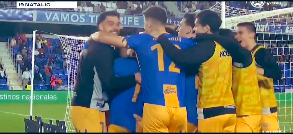 No es solo un empate.

Es competirle al líder con 8 bajas.

Es Natalio haciendo historia en 1ª RFEF… pero sobre todo ese abrazo.

Y es ver a tres canteranos (filial y juvenil) celebrarlo como uno más, sintiendo el escudo.

Orgullo de equipo. Orgullo de Club. 🔵⚪️🔴