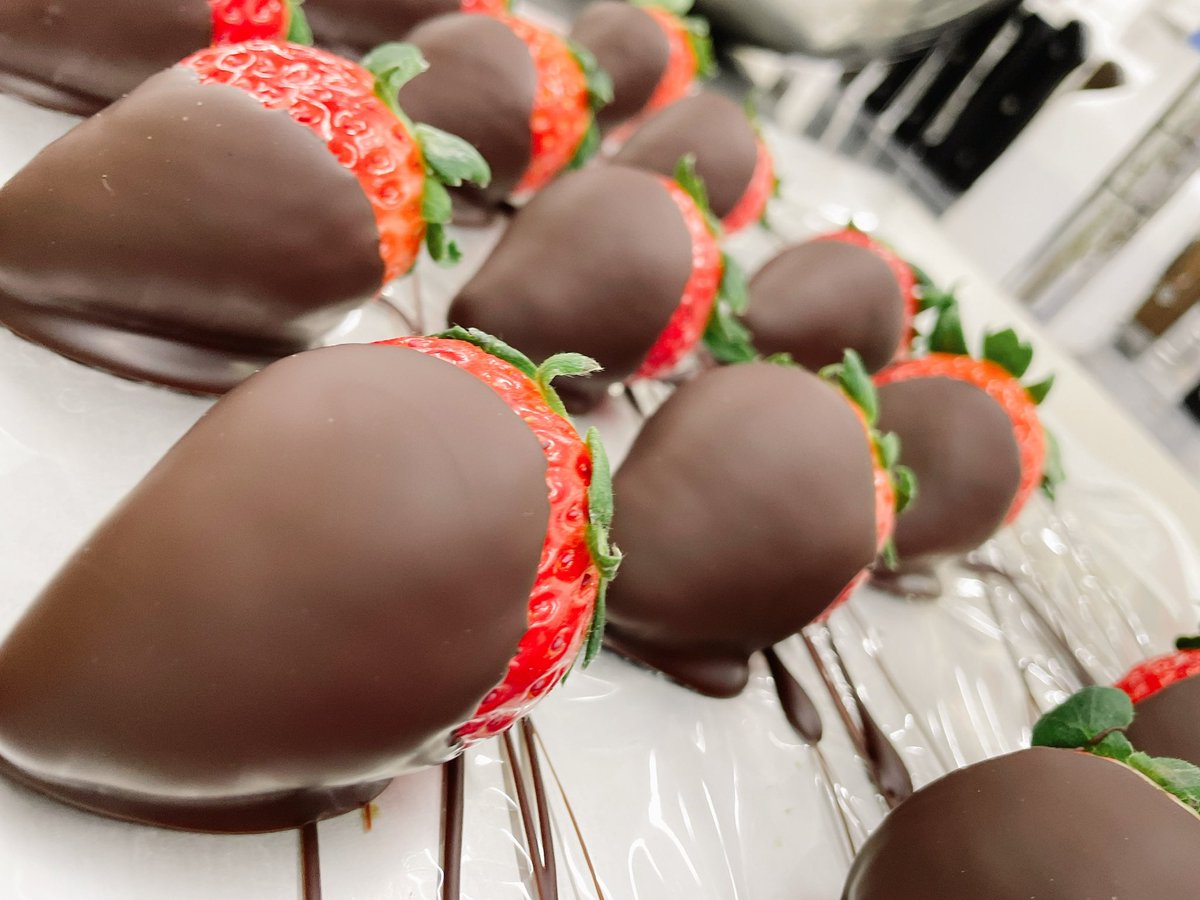 バレンタインは終わりましたが
ストロベリーチョコ復活です✨

チョコはいつ食べても美味しいですからね😋

本日ご用意したのはあかくてまるくて大きくてうまい『あまおう』です！

最近の天候の影響で苺農家の方々も困っているようなので特別価格にてご提供中です🍓

ぜひお楽しみください☆