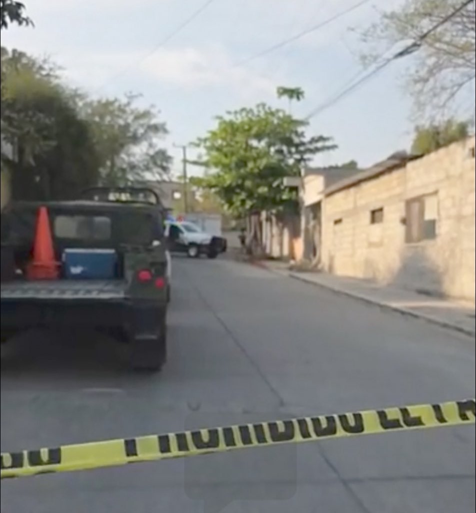 #ULTIMAHORA 
Un agente policiaco fue asesinado a tiros en la colonia 10 de abril  calle Otilio Montañoen el municipio de #Temixco. 

Hace unas horas también esa colonia en la base de la ruta 11 fue asesinado un chofer de esa transporte público.