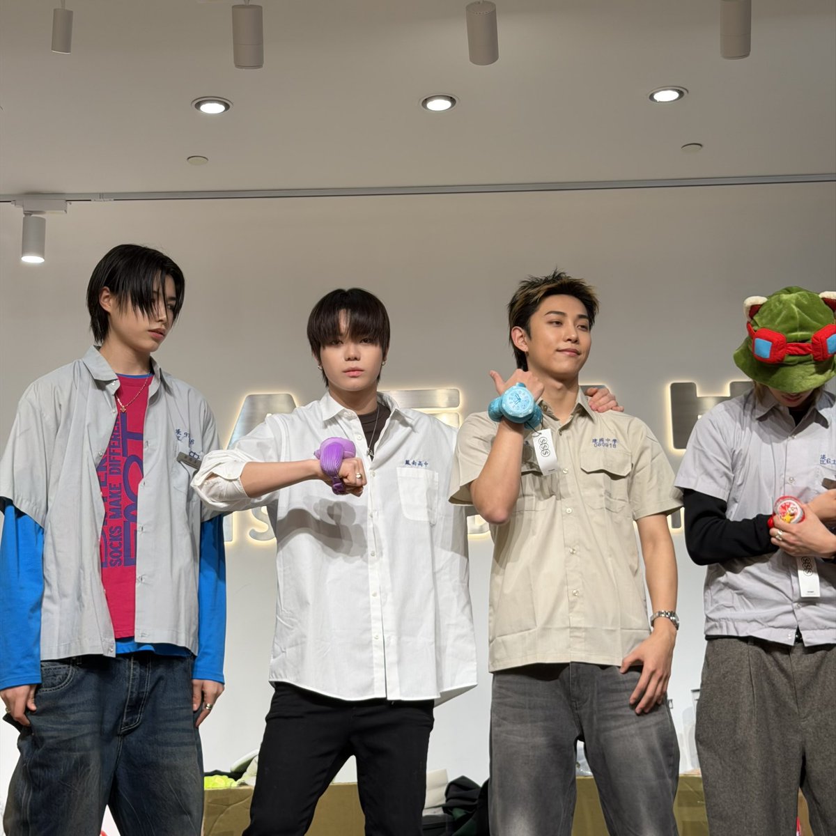 ᅠ
𝗦𝗵𝗼𝘁 𝗖𝗮𝗹𝗹𝗲𝗿𝘀 𝗙𝗮𝗻 𝗦𝗶𝗴𝗻 in 𝗧𝗮𝗶𝗽𝗲𝗶. the energy was electric as we donned the local uniform. so, do we fit the part? a nostalgic frame before the next chapter. 谢谢台北，下次见   🙋🏻‍♂️。
ᅠ