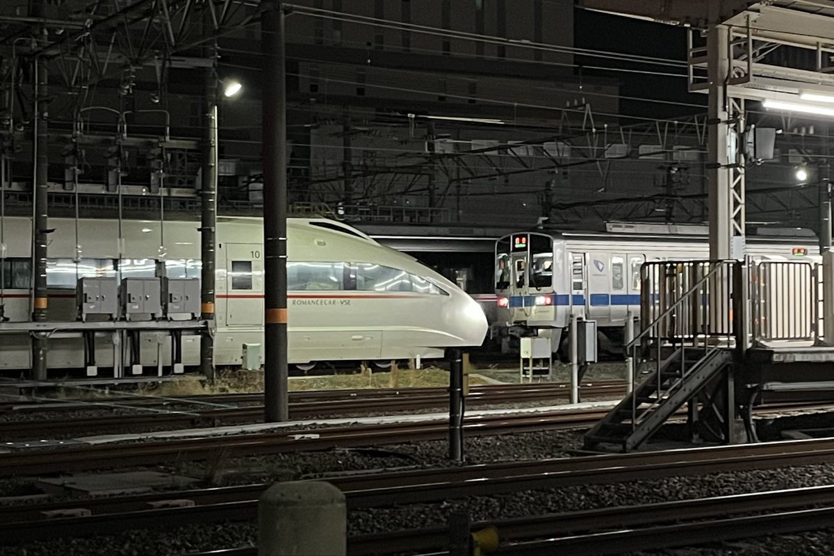 bear_OER's tweet photo. 2026.2.28
深夜回送
小田急 1069×4+50001

VSE 50001Fのうちロマンスカーミュージアムで保存される1両が相模大野から海老名へ回送 小田急線の線路を走る最後の機会を見てきました
連節台車を先頭にして走る姿は引退の悲しさと同時に楽しみでもあった
今回の牽引車はリニューアル車 1069F https://t.co/aj5A8n9C0S