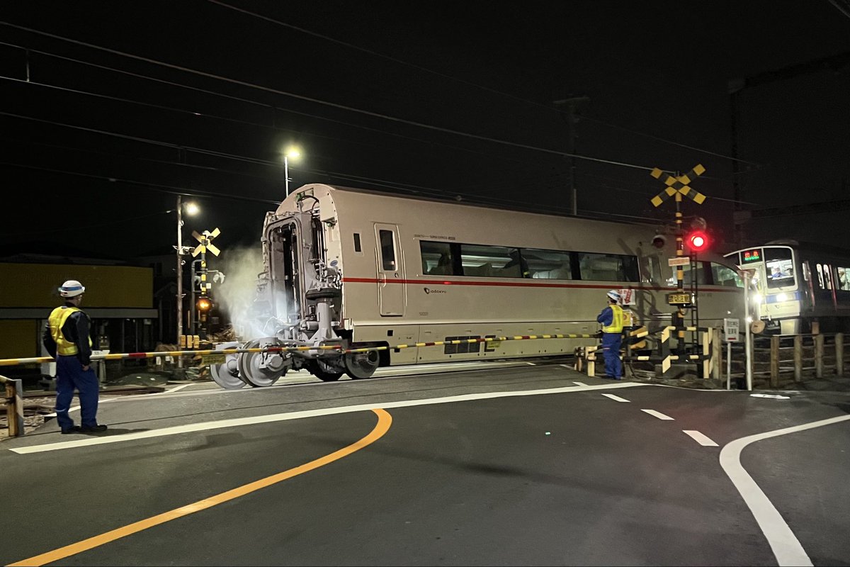 bear_OER's tweet photo. 2026.2.28
深夜回送
小田急 1069×4+50001

VSE 50001Fのうちロマンスカーミュージアムで保存される1両が相模大野から海老名へ回送 小田急線の線路を走る最後の機会を見てきました
連節台車を先頭にして走る姿は引退の悲しさと同時に楽しみでもあった
今回の牽引車はリニューアル車 1069F https://t.co/aj5A8n9C0S