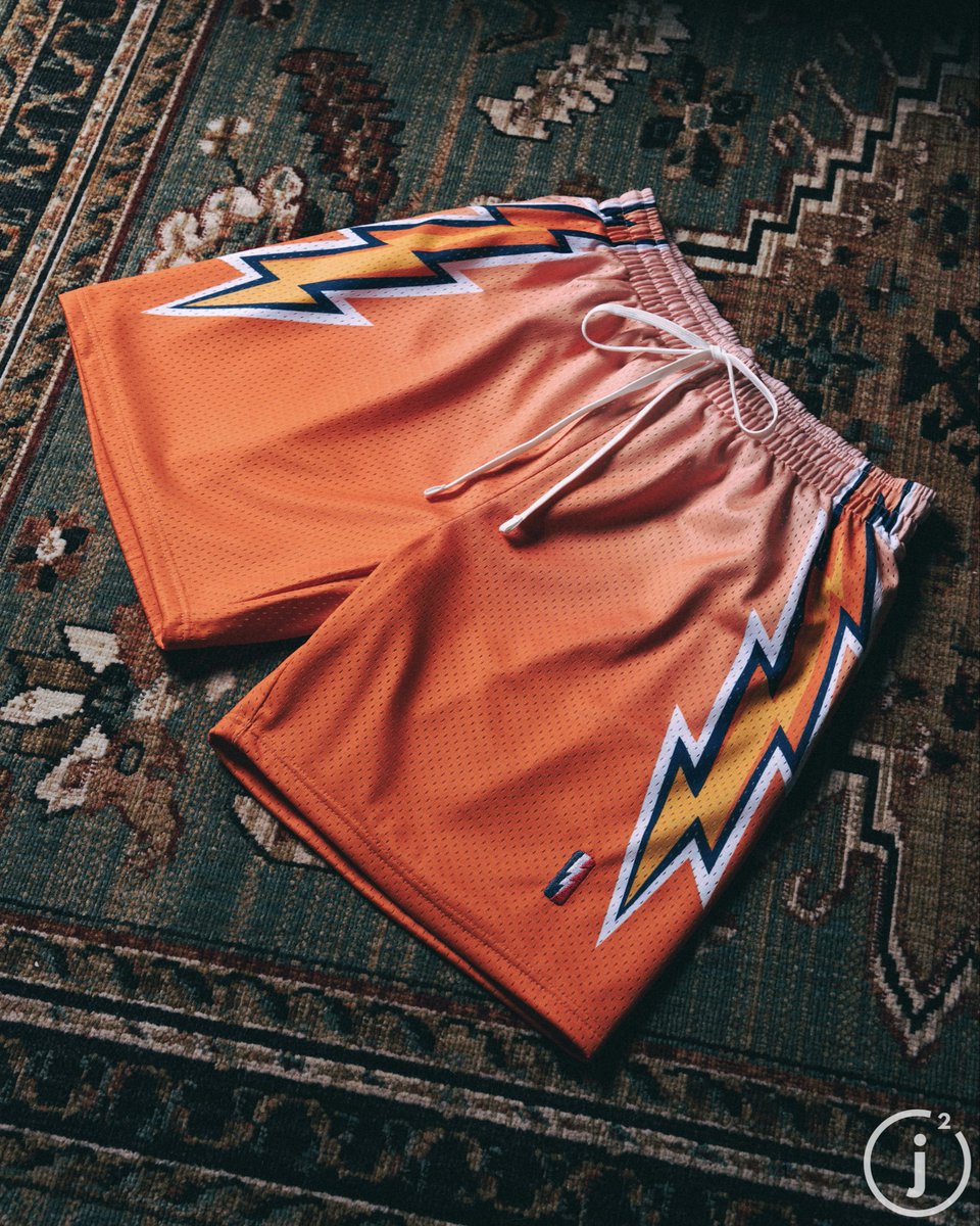 COLLECT & SELECT tweet media