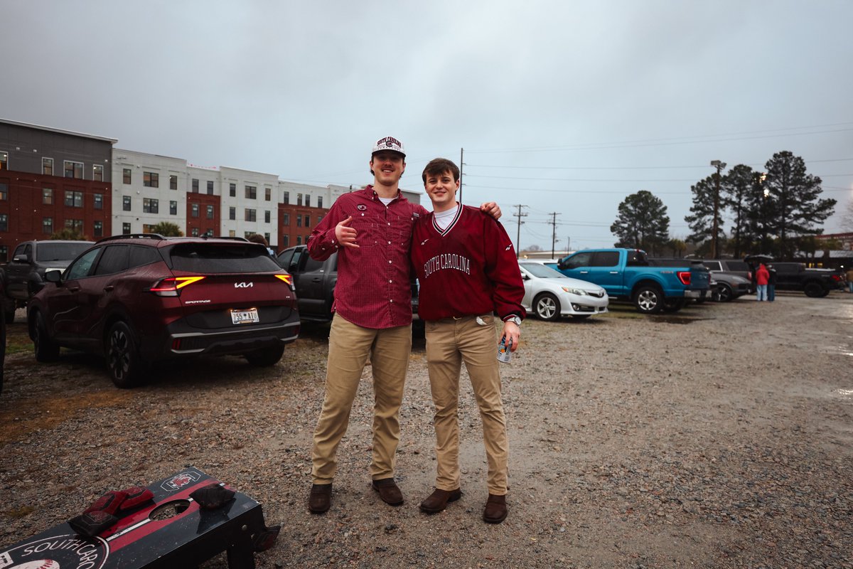 GamecockBSB's tweet photo. Tailgating in all sorts of weather! https://t.co/Y2pED1Lsq7