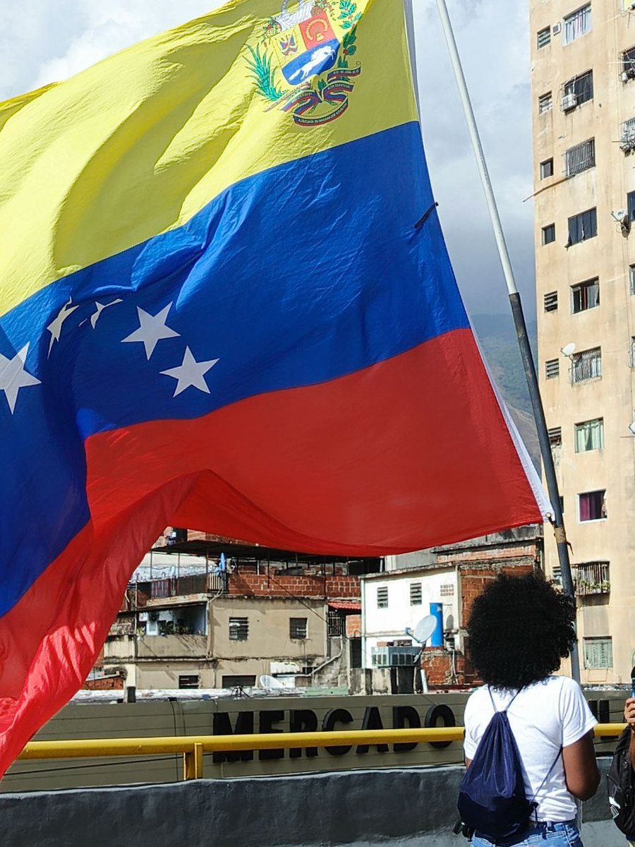 El Pueblo venezolano se moviliza  en las calles de Caracas para conmemorar los 37 años del Caracazo. 
#StarAcademy #LosQueremosDeVuelta #BringThemBack #esrefrüya