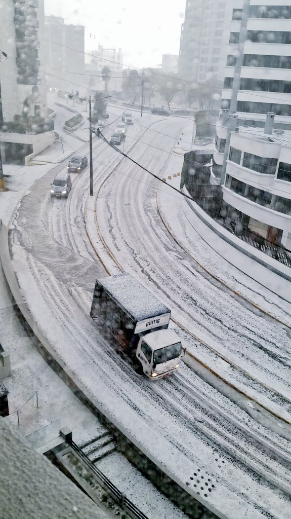 Fuerte lluvia con granizada en Quito la tarde de este viernes.

En la gráfica, la avenida González Suárez, norte de la ciudad.