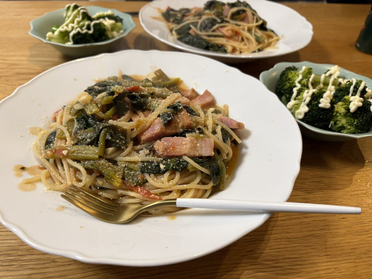 お腹空きすぎてソースのハネを拭くのを忘れてた
ほうれん草とベーコンたっぷりパスタです