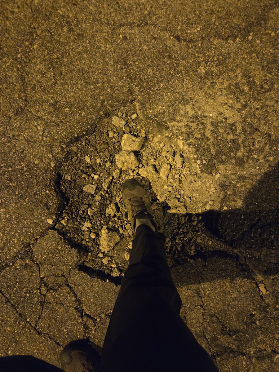 Esto no es normal <a href="/AytoAlcorcon/">Ayuntamiento de Alcorcón</a> <a href="/PoliciaAlcorcon/">Policía Municipal de Alcorcón</a> al menos deberian señalizar la zona para evitar que haya algún accidente y alguien salga herido o algo peor
Rotonda Ronda naciones Unidas con Pablo Neruda
Socavones tanto en bajada como en subida