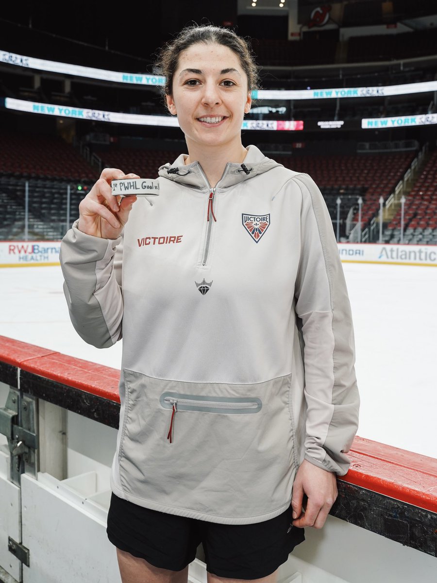 PWHL_Montreal's tweet photo. Premier but en carrière pour Skylar 👏

Career goal #1 in the books! https://t.co/3PSJoXjeRY