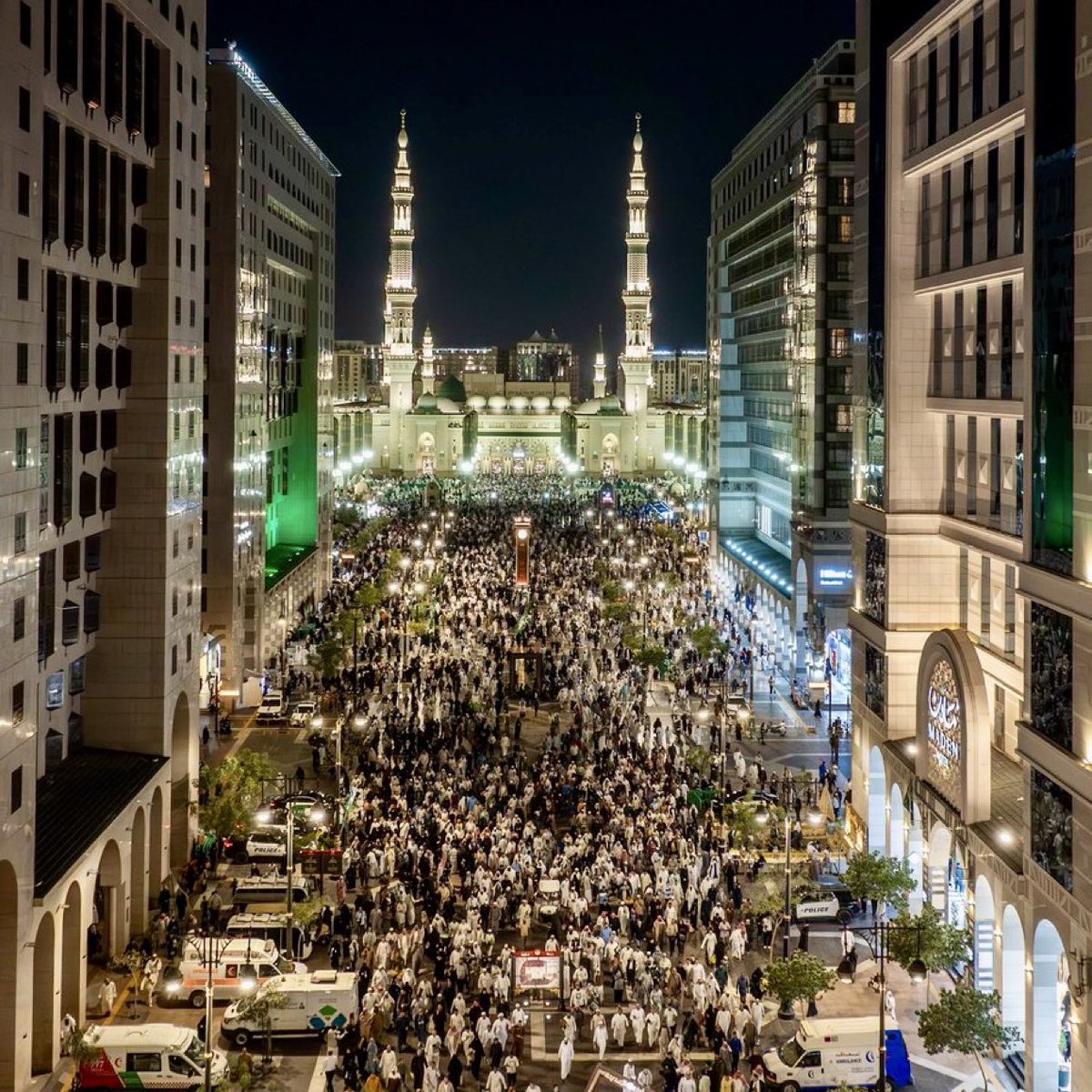 NajranToday's tweet photo. المسجد النبوي..

هنا تسكن الطمأنينة، وهنا تتجمع القلوب. https://t.co/s0tqZb9gRL