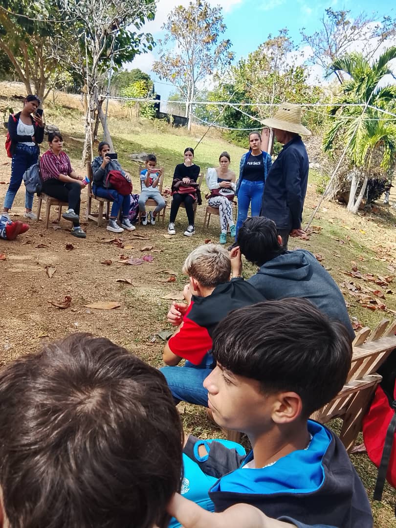 En el día del botánico cubano en la finca Charabascal #LaPalma #PinardelRío se realiza conversatorio con los estudiantes de secundaria básica sobre la agroecología y la conservación de especies. Agustín trasmite las experiencias a los pinos nuevos.