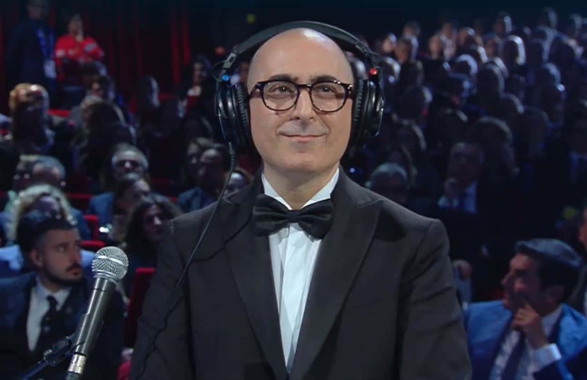 Crlott2's tweet photo. #PoltroneeSofa sostituisce il maestro per fare pubblicità occulta a #Sanremo2026 https://t.co/eu1K6qazPQ