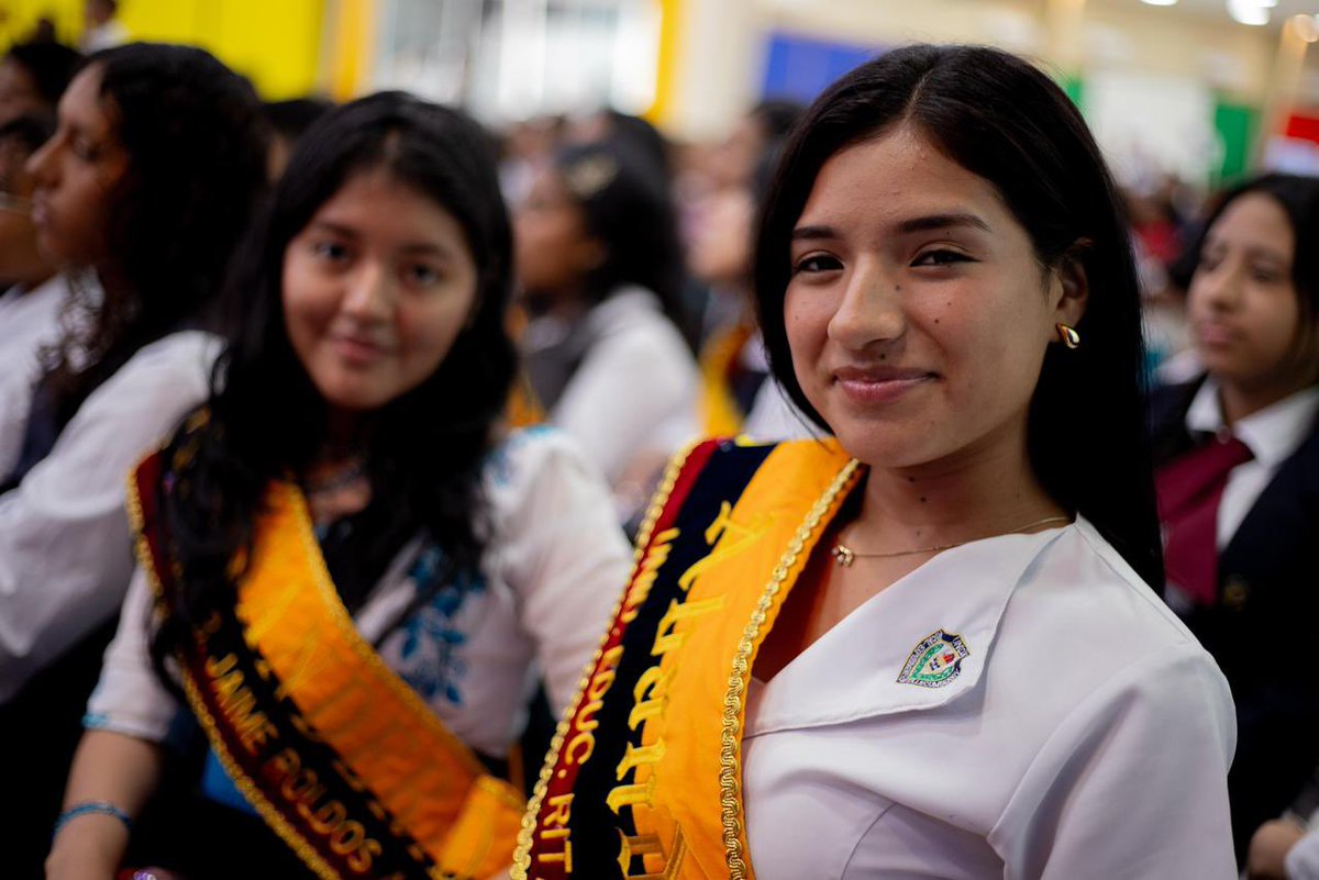 Educacion_Ec's tweet photo. 🙋🏻‍♀️ La ministra @GildaAlcivarOk participó en el Concurso Académico “Abanderados del Saber-Zona 8", en Guayaquil, iniciativa que reconoce y fomenta la excelencia de los mejores estudiantes y abanderados del Pabellón Nacional de instituciones educativas fiscales. 🎓🇪🇨

🧠📚 La competencia se desarrolló mediante preguntas de conocimiento general y disciplinar, orientadas a evaluar el razonamiento lógico, pensamiento crítico y dominio académico. 

Los ganadores obtienen becas del 100% otorgadas por universidades e institutos de educación superior, garantizando la continuidad de su formación profesional. ✔️

#ElNuevoEcuador