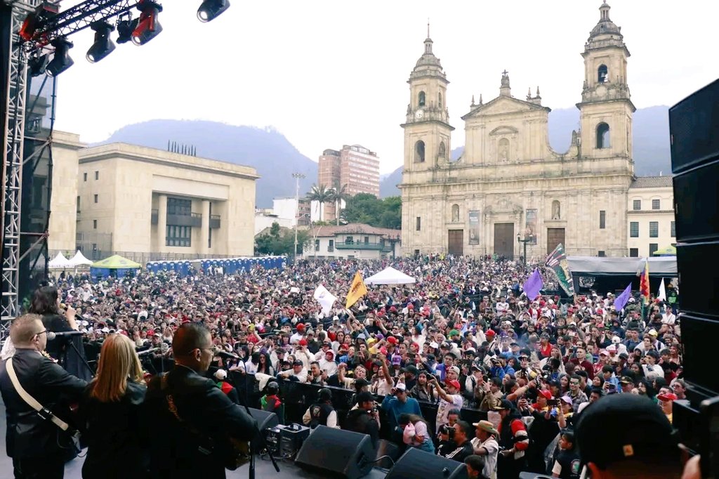 Distopía prensa tweet media