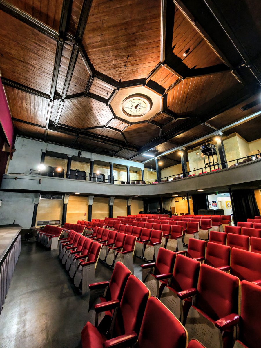 新潟・高田にある日本最古級の映画館、高田世界館。今年で115年を迎えます。
その圧倒的な天井空間の美しさは、一度は体験してみたいもの。私は昨年の秋口に訪れました。
今年1月から大掛かりな修繕工事が行なわれ、天井装飾の漆喰のひび割れなどが補修されました。そして今日から再開されます。
