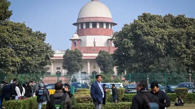 सिर्फ 325 रुपये कमाता था पति, सुप्रीम कोर्ट बोला-दस हजार रुपये पत्नी को दो मैनटेनेंस...

जज साहब ने चैलेंज किया, 325 रुपया कौन कंपनी देती है, ये कभी हो नहीं सकता..

बेचारा पति बोला कि मैं और मेरे साथ के कर्मचारी प्रूफ कर देंगे कि कंपनी हमें दिहाड़ी 325 रु हि देती है..

जज साहब ने