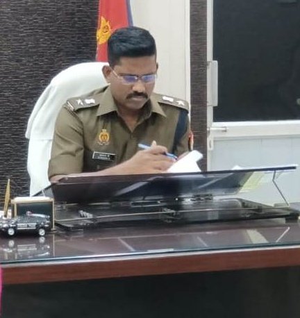 VKBhadauriya's tweet photo. #अमेठी जनपद के पूर्व एवं वर्तमान में #मऊ जनपद के बेहद ईमानदा��� पुलिस अधीक्षक डॉ. इलामारन जी. को जनपद में शानदार और यादगार 2 साल पूरा करने पर हार्दिक बधाई एवं शुभकामनाएं 💐🥳 
2 साल ��ेमिसाल ,आपकी सख्त कानून व्यवस्था, तेज कार्यशैली और जनसेवा के प्रति समर्पण यूं ही कायम रहे! 🚔 https://t.co/OIoVdrmYqz