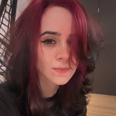 m4ngueh's tweet photo. Eu e meus irmão tivemos o seguinte diálogo:
-eu gosto de ver moonkase 
-a de cabelo azul? Eu gostava quando eu era criança 
-N bicho a de cabelo preto e branco,eu gostava na época da pandemia 
-É essa aqui com o cabelo vermelho e preto,eu assisto agora...

Era a msm moonkase https://t.co/GwWPURlTmG