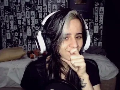 m4ngueh's tweet photo. Eu e meus irmão tivemos o seguinte diálogo:
-eu gosto de ver moonkase 
-a de cabelo azul? Eu gostava quando eu era criança 
-N bicho a de cabelo preto e branco,eu gostava na época da pandemia 
-É essa aqui com o cabelo vermelho e preto,eu assisto agora...

Era a msm moonkase https://t.co/GwWPURlTmG