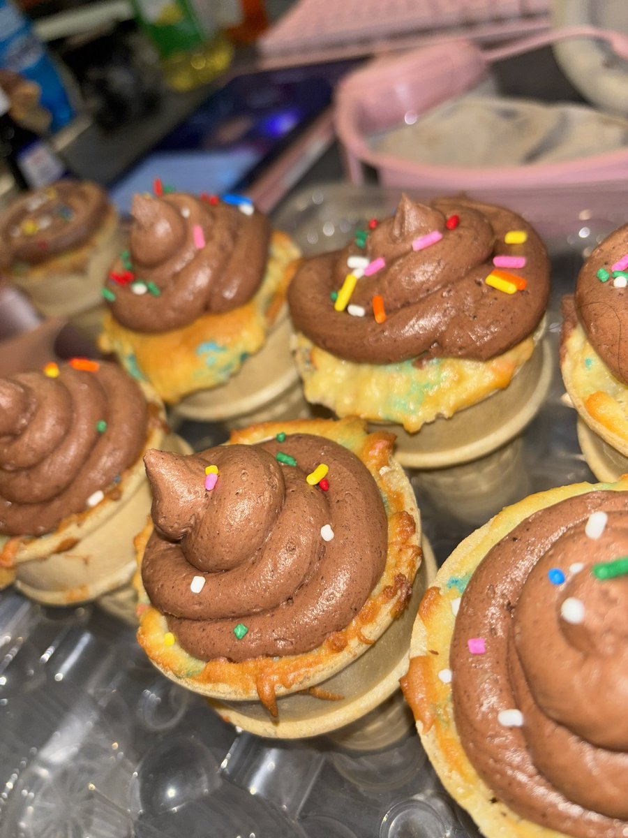 yepitsyanni's tweet image. Confetti cake cones with homemade chocolate buttercream icing 🧁🍦 #baking #bakingstream #cupcakes #bakingwithyanni