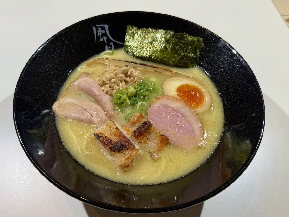 89eightnine's tweet photo. 2026.02.28.
麺心　風見鶏.

2月最終日！
本日も宜しくお願いします！

麺匠文蔵さん×麺心風見鶏コラボラーメン。
『文風らーめん』ド豚骨と濃厚鶏白湯のWスープ！
トッピングには鶏もも炭火焼き！

おかげさまで大好評販売中！！ https://t.co/BrsqALAJR1