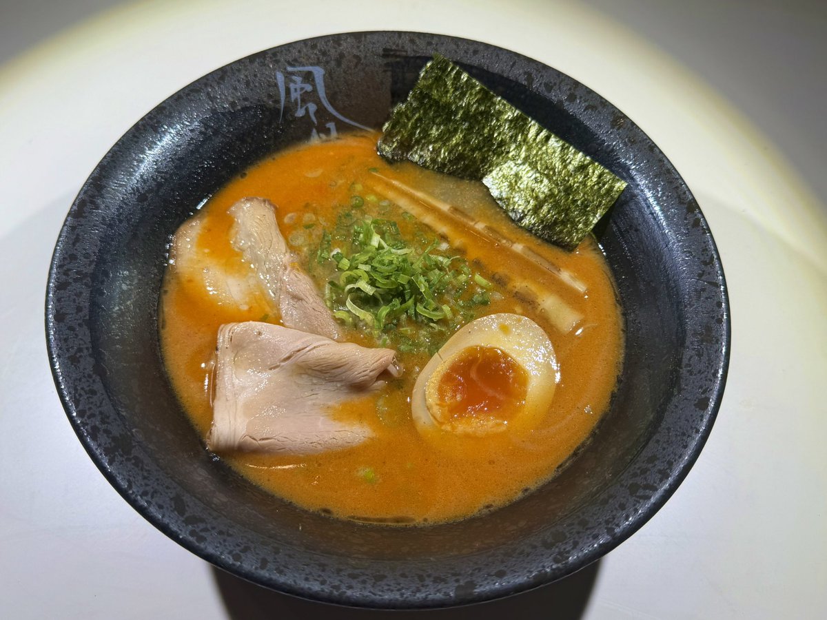 89eightnine's tweet photo. 2026.02.28.
麺心　風見鶏.

2月最終日！
本日も宜しくお願いします！

麺匠文蔵さん×麺心風見鶏コラボラーメン。
『文風らーめん』ド豚骨と濃厚鶏白湯のWスープ！
トッピングには鶏もも炭火焼き！

おかげさまで大好評販売中！！ https://t.co/BrsqALAJR1