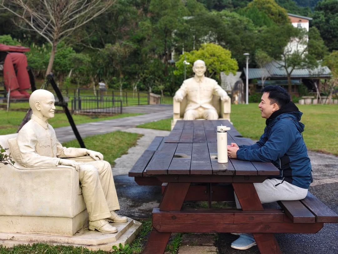 Ball_Yod's tweet image. อนุเสาวรีย์ 'เจียงไคเช็ค' 
ที่ถูกนำมาเรียงเป็นตับ
แต่ก่อนเคยอยู่ตามโรงเรียน ค่ายทหาร 
เทศบาลเมือง 
เพื่อบอกว่า เรารักและเทิดทูนท่านนะจ๊ะ
เมื่อเวลาผ่านไป
สังคมไม่อยากให้อยู่ตรงนั้นอีกแล้ว
จาก“เคยถูกรัก”สู่“หมดรัก”อย่างไร?
ชวนคุยประเด็นนี้กับบอล–ยอด
ใน #VIPAvROOM
ส 28 กพ ทุ่มตรงจ้า