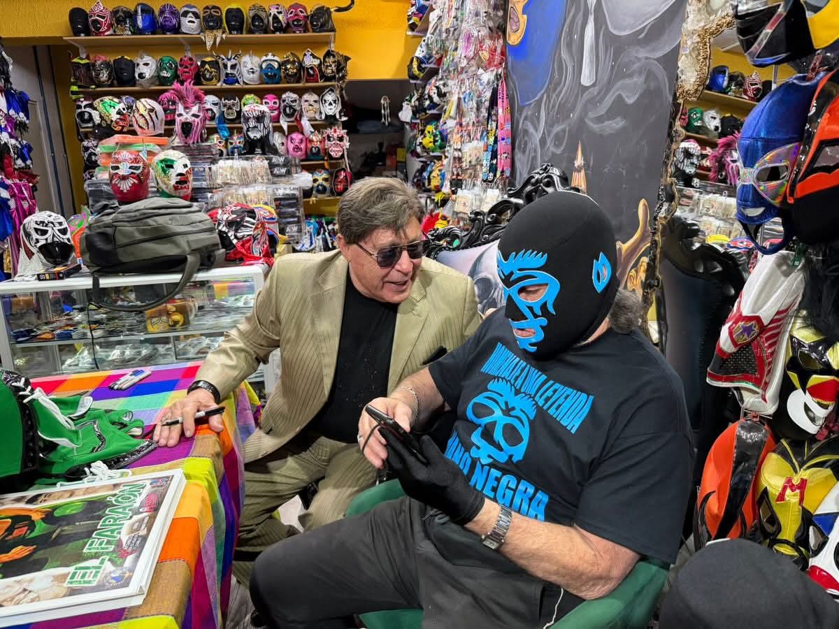 LaTijeraLucha's tweet photo. Gran respuesta de la afición para convivir con leyendas de la talla de HalconOrtiz, #ElFaraon, #ManoNegra,#ClimaxII, #FuerzaGuerrera,HijoDelDiablo y CocoRojo,quienes en unión apoyaron en la recaudación de fondos para el periodista de la “vieja guardia” Don RicardoMoralesCandadito https://t.co/67E7ReeDFr
