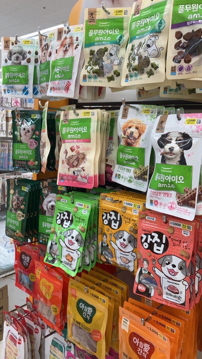 高速ターミナルのあるDAISO、お客さんは現地の人だけ🇰🇷
ペットコーナーが充実していて、ワンコのグッズがいっぱい🐶
話題のジョンセンムルも豊富

沢山の品物を買ってスキャンに時間がかかるのを見て、あら〜って笑いながら助けてくれた店員さんに感謝🥲

韓国で回った中で一番平和な雰囲気のDAISO✨