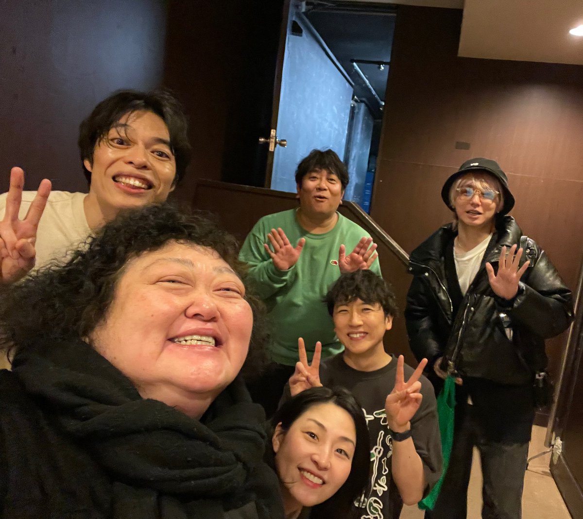 先月ヨーロッパ企画を観に行ったら劇場で偶然遭遇。
終演後石田君と諏訪君と酒井君、観に来てた町田マリーちゃんと写真撮ろうとしたら「僕も入ろっと」と入って来た。気付けば皆「四畳半神話大系」。キャスト解禁したら載せようと思ったまま忘れてたのを今日思い出した。ピントが私に合っててごめん。